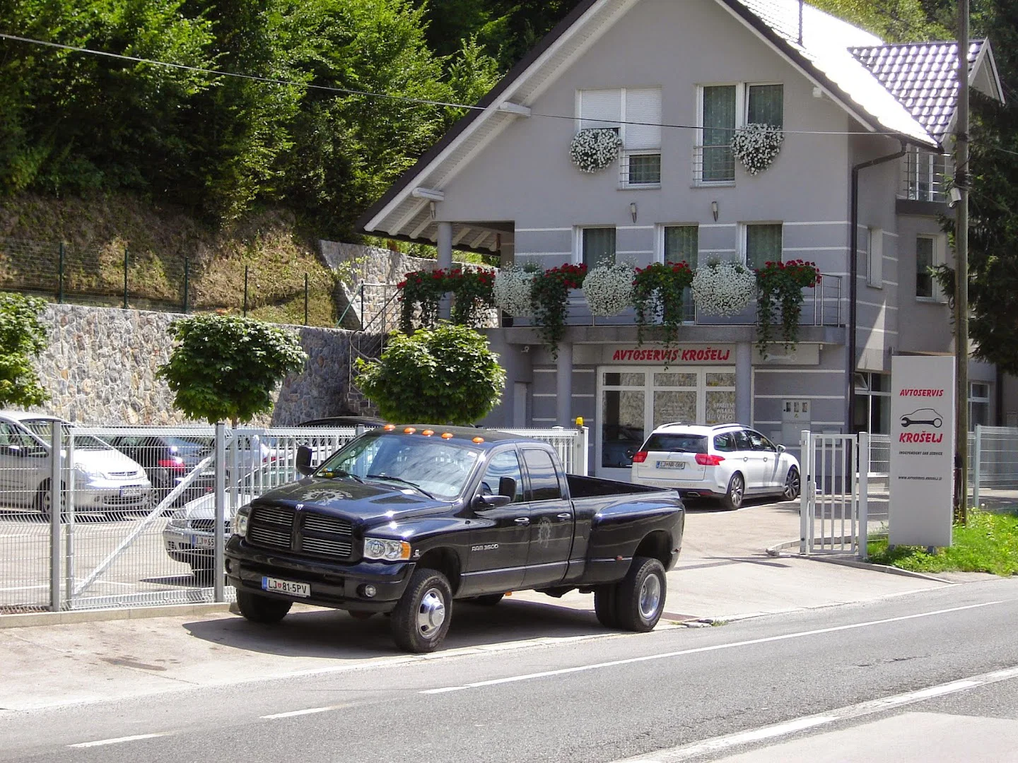 Avtoservis Krošelj — pogled na delavnico v Škofljici