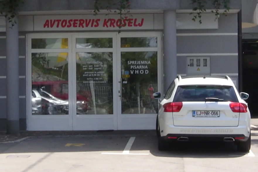 Vhod v Avtoservis Krošelj — sprejemna pisarna